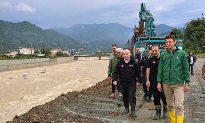 Artvin’de sel ve heyelandan kapanan 32 köy yolu ulaşıma açıldı