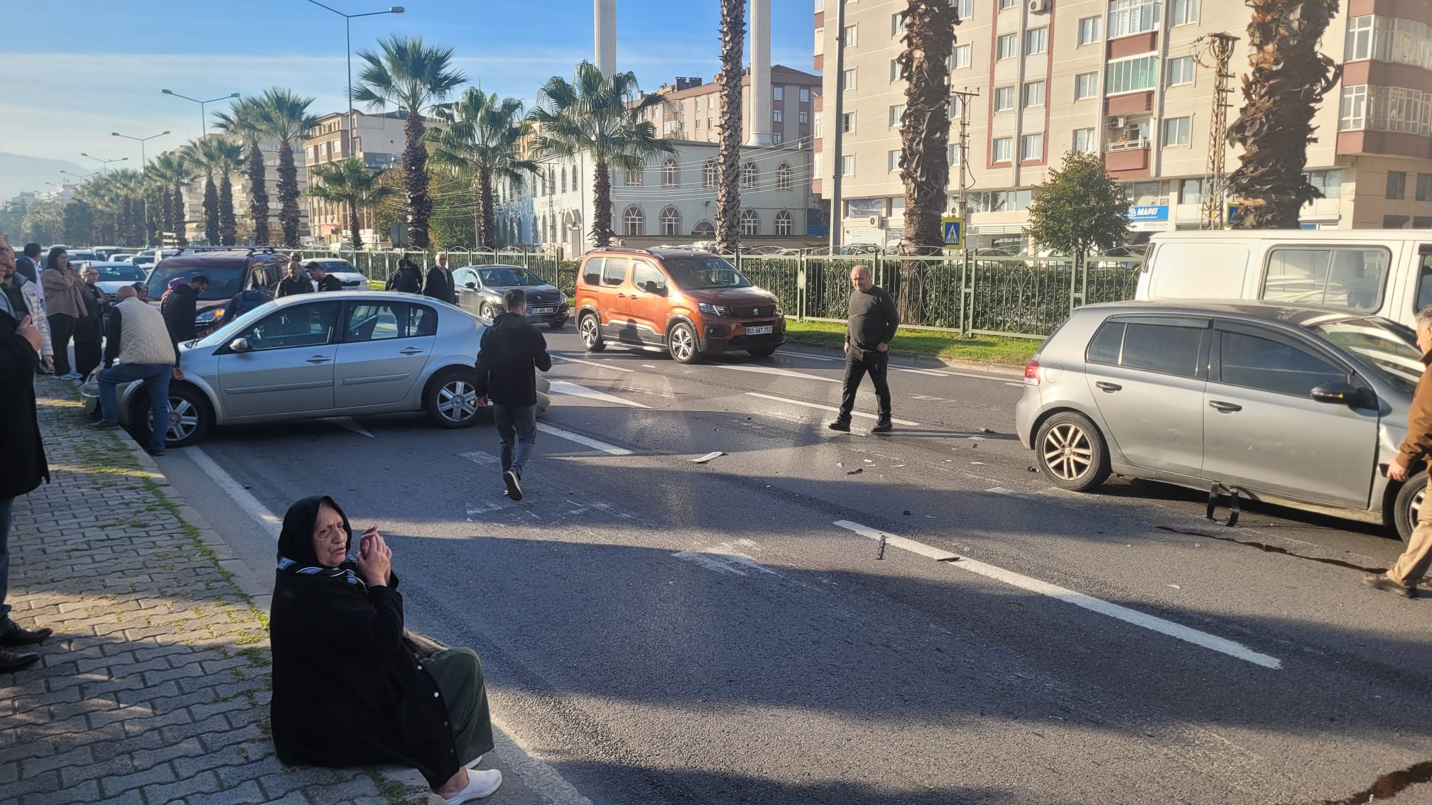 Yaya geçidinde otomobilin çarptığı kadın, ağır yaraland.