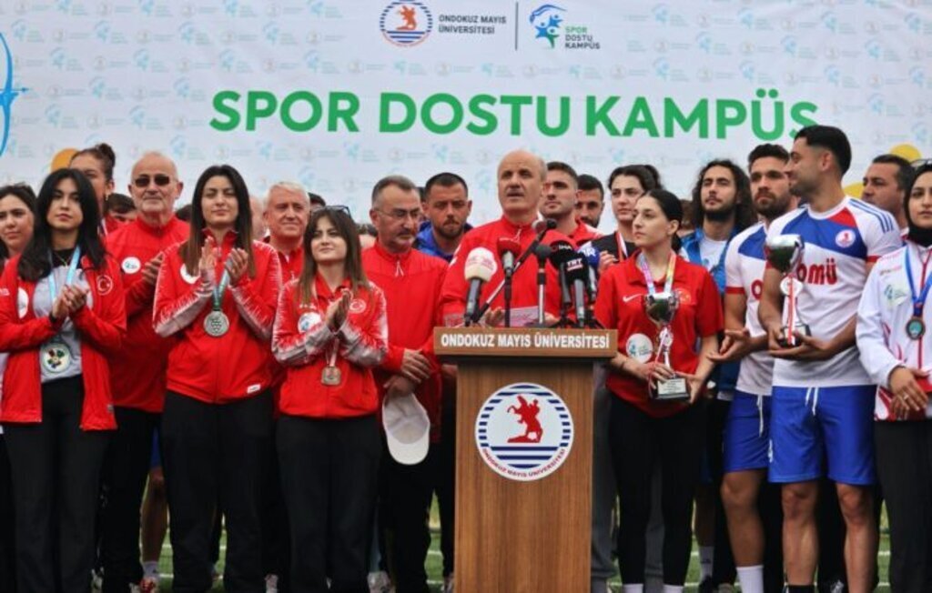 YOK Baskani Ozvar milli sporcularla birlikte Spor Dostu Kampus projesini tanitti