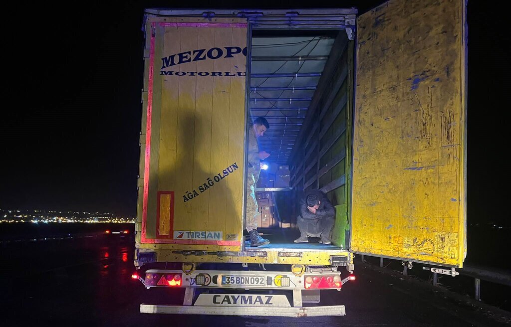 YOL KENARINA PARK ETTIGI TIRIN DORSESIN 452622 133657