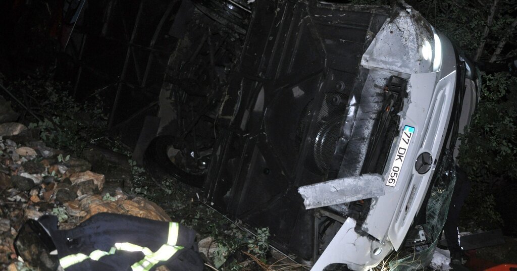 YOLCU OTOBUSU UCURUMDAN YUVARLANDI 10U 547307 162313