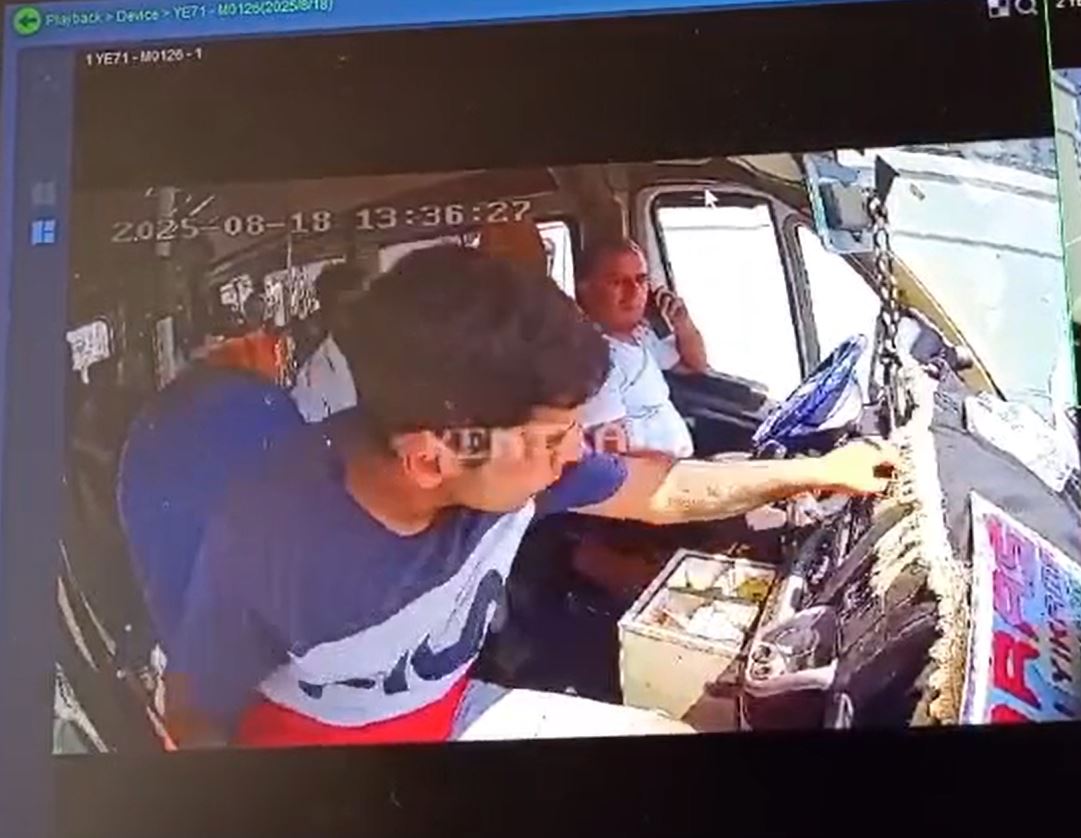 YOLCUNUN DOLMUSUN KONSOLUNDAKI PARAYI C 871031 258646