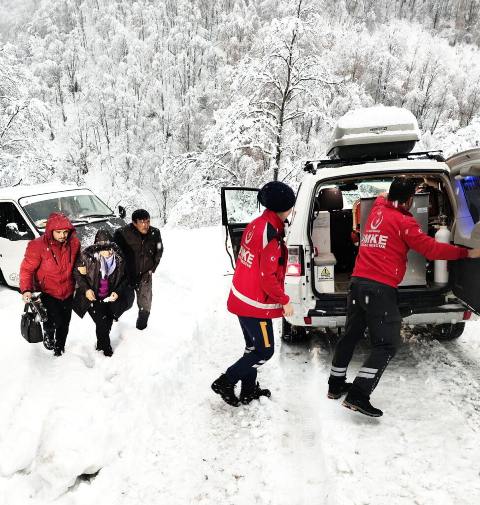 Samsun’da yolu kapalı mahallede rahatsızlanan kadını, UMKE hastaneye yetiştirdi