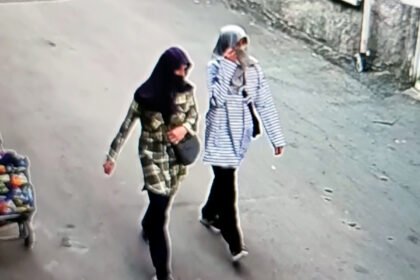 YUZLERINI ESARPLA GIZLEYEN ANNE KIZ GIR 1068470 316858