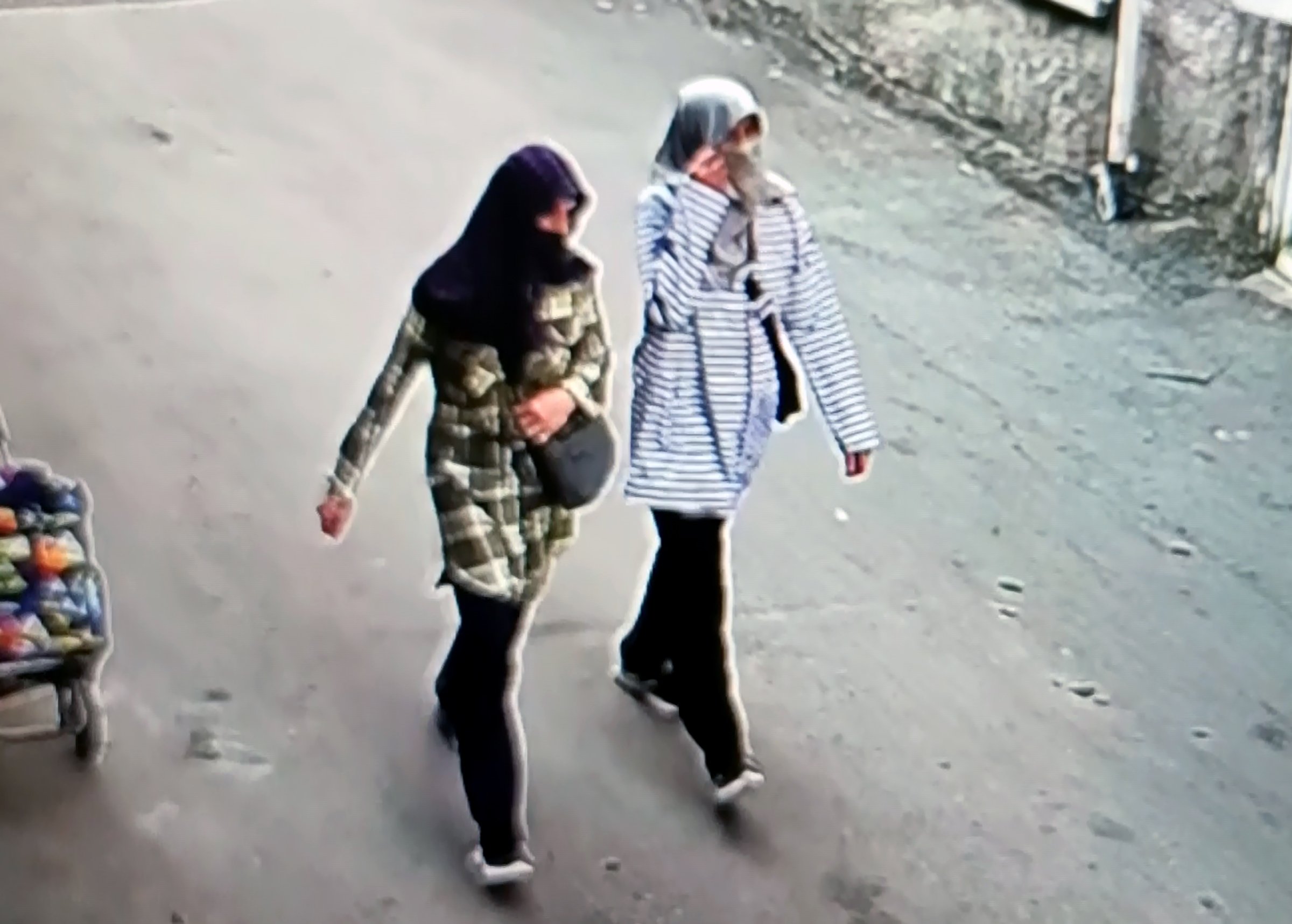 Yüzlerini eşarpla gizleyen anne-kız, girdikleri evlerden alt.