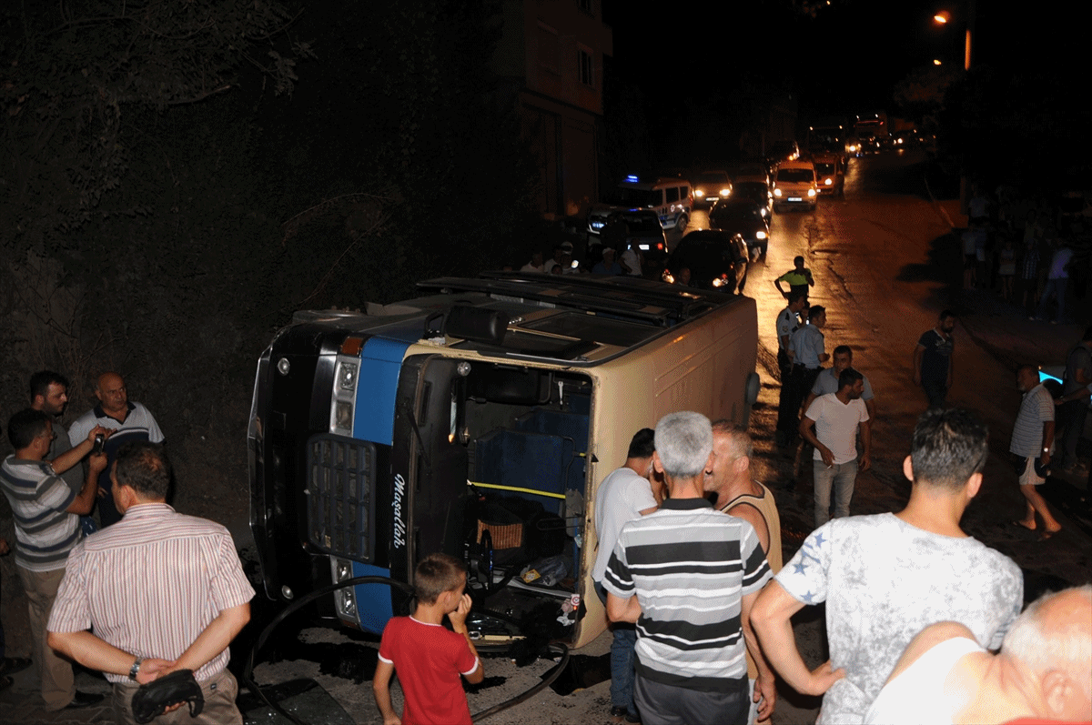 Yolcuları Taşıya Minibüs Devrildi 4 yaralı