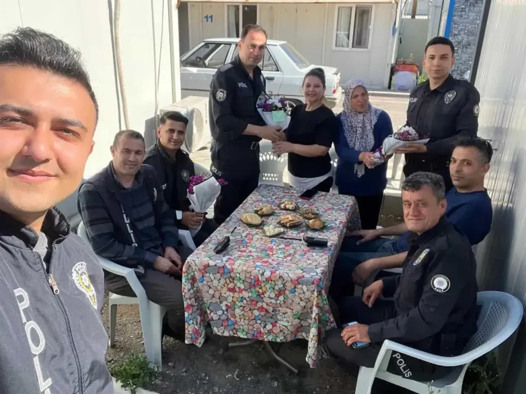 Kavga ihbarına giden polise pastalı sürpriz