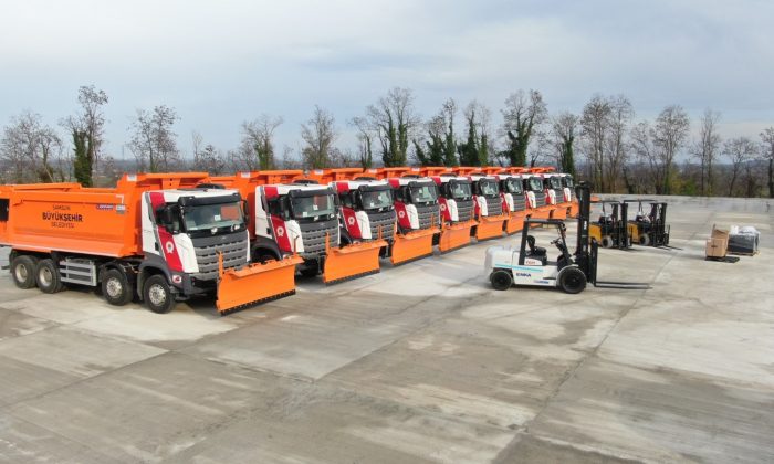 Büyükşehir araç filosuna 60 kar paletli kamyon ile 4 forklift iş makinesi