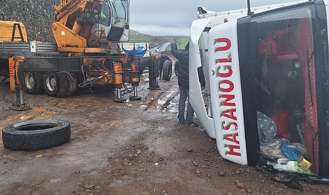 Ardahan’dan Gürcistan’a giden tır devrildi