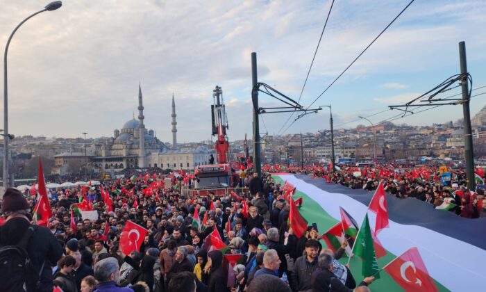 “Şehitlerimize rahmet, Filistin’e destek” yürüyüşüne on binlerce kişi katıldı