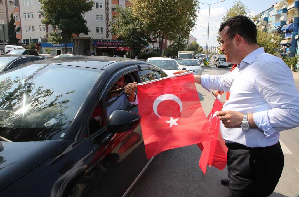 Taşçı: Türk’ün bayramı bayraksız kutlanmaz