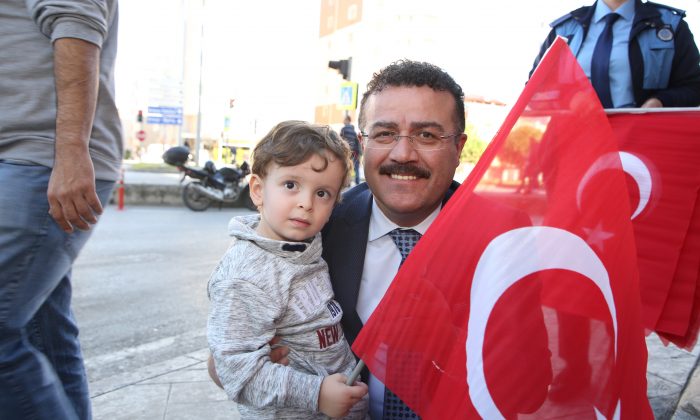 Başkan Taşçı, Türk Bayrağı dağıttı
