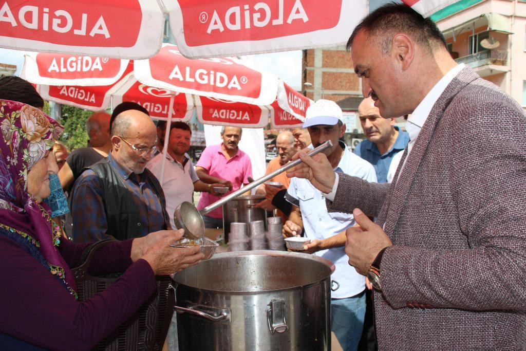 Salıpazarı Belediye Başkanı Halil Akgül Aşure etkinliğine katıldı