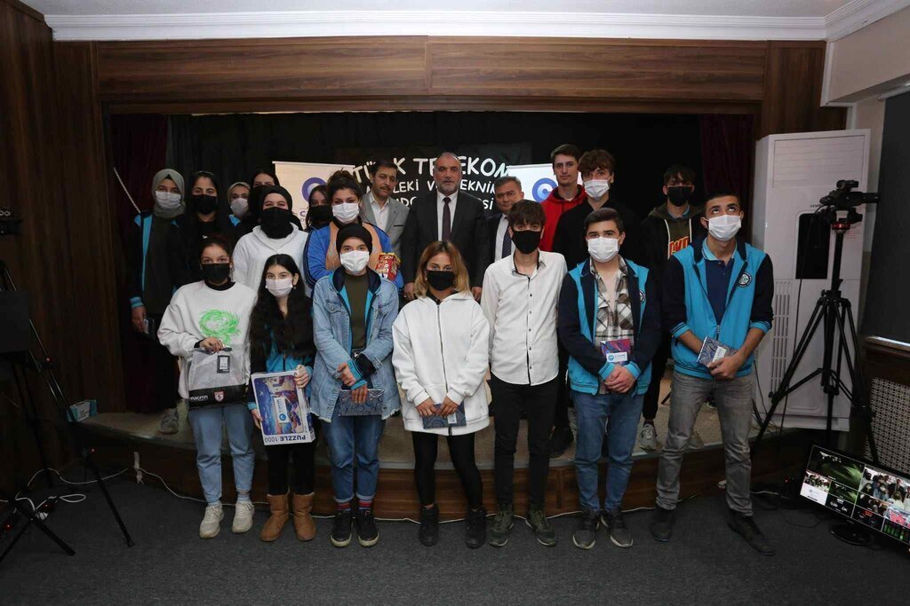 baskan genclerin sorularini cevapladi