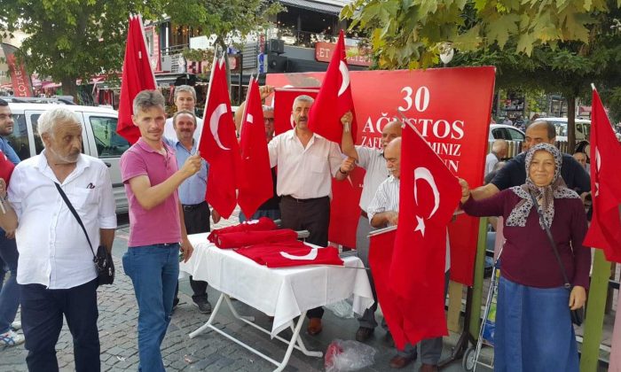 Büyükşehir Belediyesi’nden Samsunlulara Türk Bayrağı hediyesi