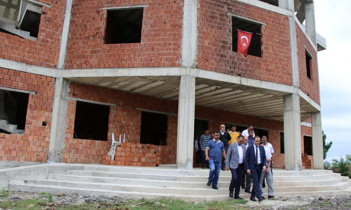 Başkan Akgül ve Kaymakam Dinçer Cemevi inşaatını gezdi