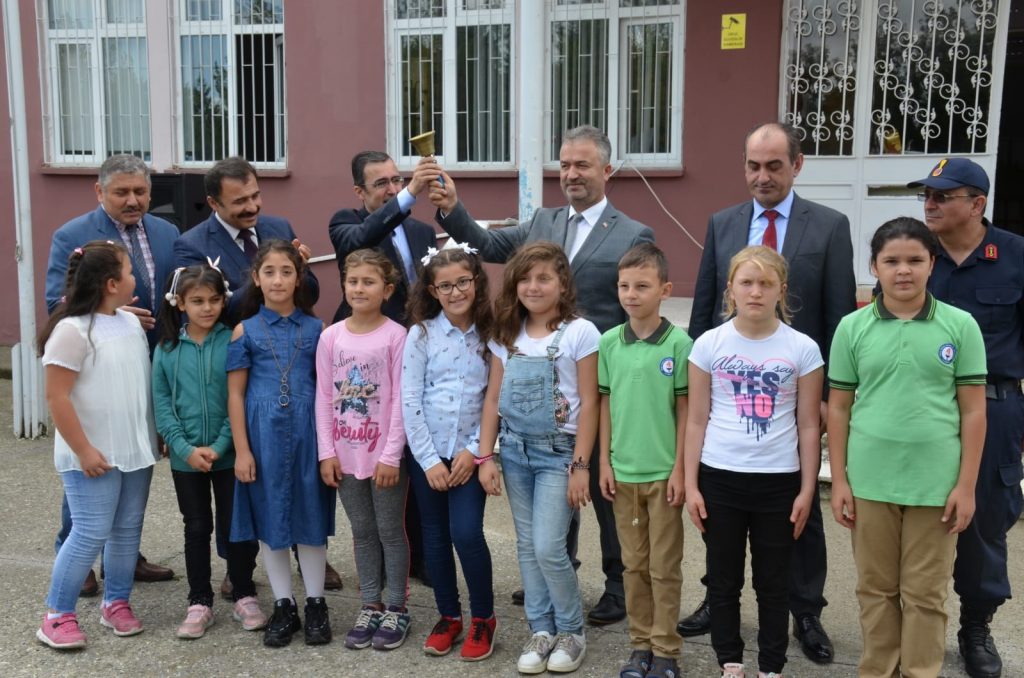 19 Mayıs’ta İlk Ders Zilini Kaymakam Güner ve Başkan Topaloğlu çaldı