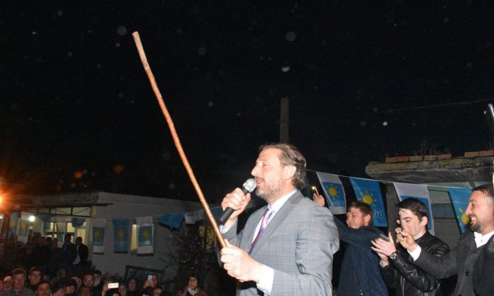 Mustafa Candal, AK Partililere değnek göstererek hakaret etti