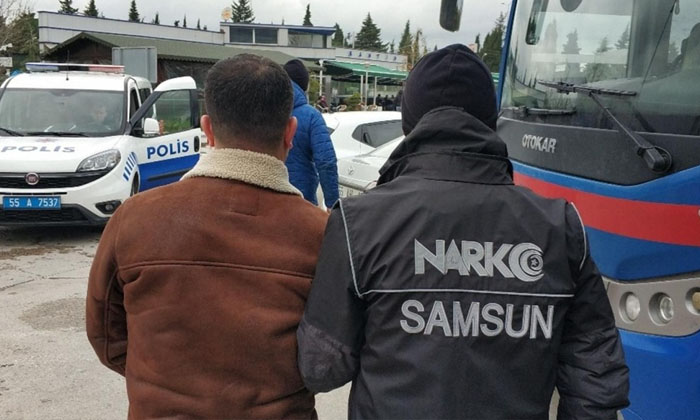 Samsun’da yapılan aramada uyuşturucu madde ele geçirilen kişiler yakalandı