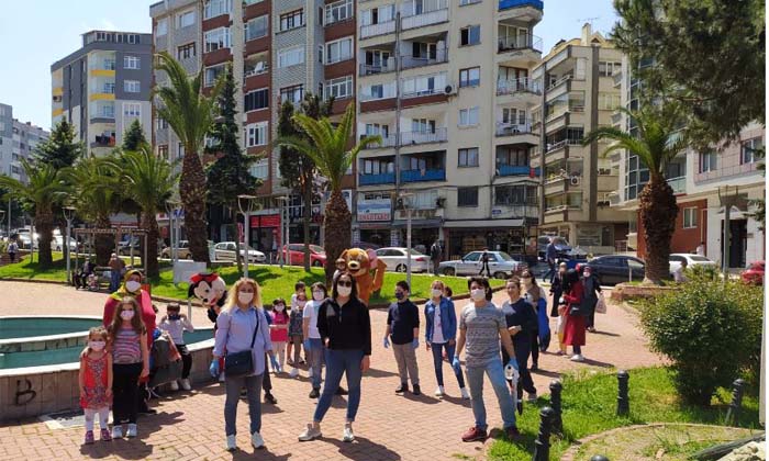 Samsun’da CHP’li Gençler Miniklere Maske Dağıttı