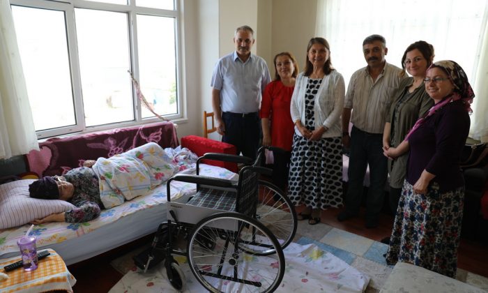 İhtiyaç sahibi aile tekerlekli sandalyeye kavuştu