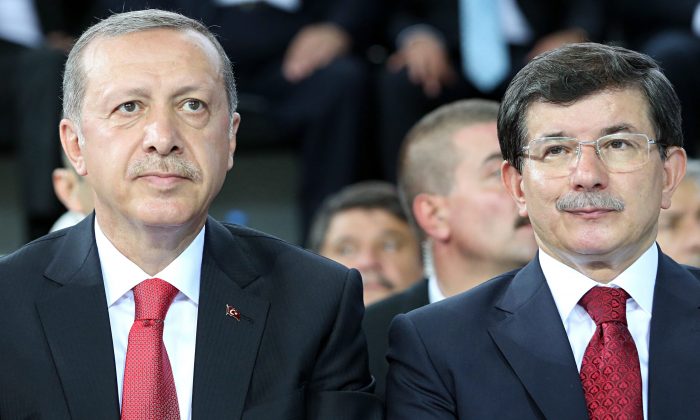 Davutoğlu: Erdoğan Türkiye’nin temel yapılarına zarar veriyor