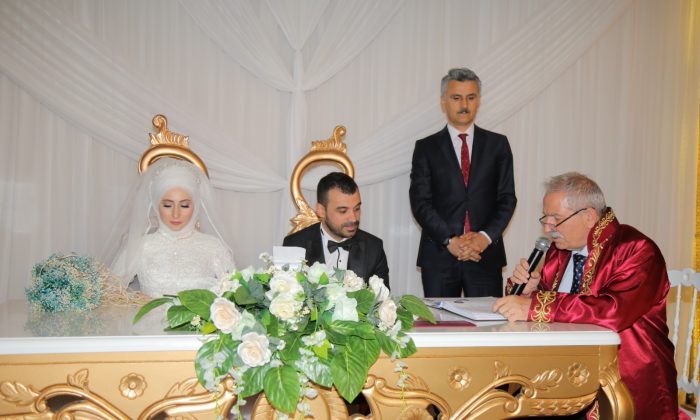 Başkan Demirtaş genç çiftin nikahını kıydı