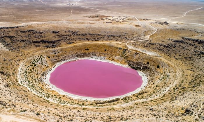 Pembe rengi ile ünlenen Meyil Obruk Gölü tamamen kurudu