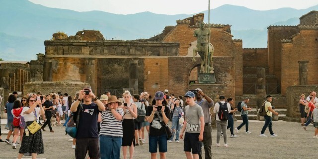 Antik kentin duvarına yazı yazan turiste, 60 bin euro ceza