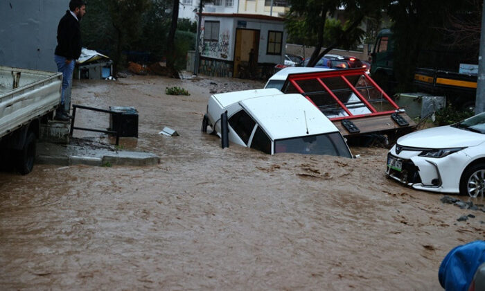 İzmir’de yoğun yağış: Yollar göle döndü, binalar çöktü!