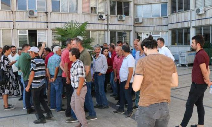 Maaş alamayan işçiler belediye önünde toplandılar