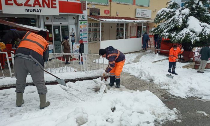 İlkadım Belediyesi Temizlik İşleri kar küreme ekipleri kaldırımları temizledi