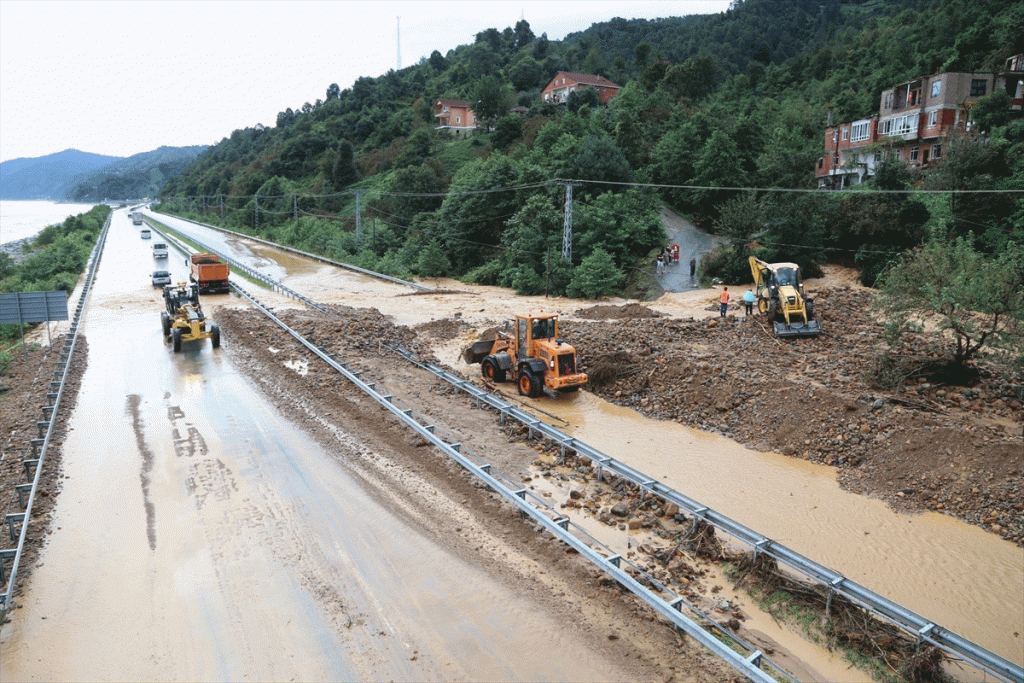 Karadeniz’de Yağış Hayatı Felç Etti