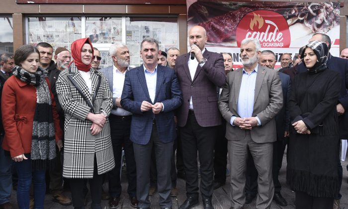 Tekkeköy Belediye Başkanı Hasan Togar Tebrikleri kabul ediyor