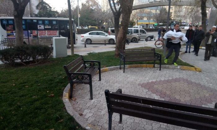 Konya Büyükşehir Belediyesi önünde sıradışı protesto! Ölen köpekleri kefenleyip…
