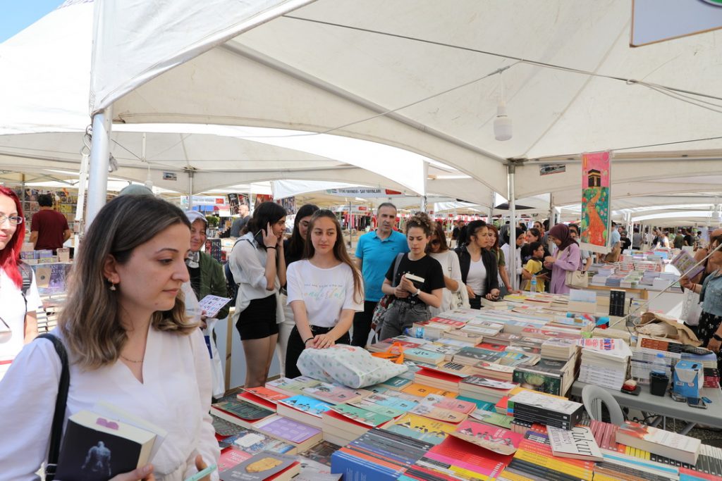 İlkadım’da kitap fuarı hafta sonunda bile yoğun ilgi gördü