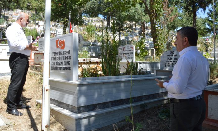 Özdemir, Kurban Bayramı dolayısıyla arife günü mezarlığı ziyaret etti