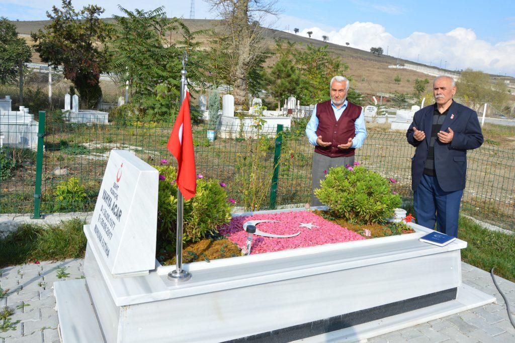 Havza Belediyesi şehit mezarlarını parke ile kapladı