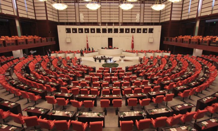AK Partili vekiller Meclis’i yine boş bıraktı