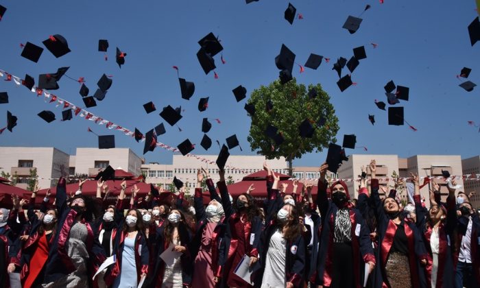 OMÜ Hemşirelik Bölümü 2020 – 2021 eğitim-öğretim yılının mezunlarını verdi