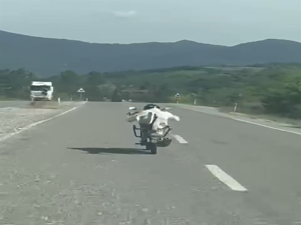 otosikletlinin tehlikeli surusu