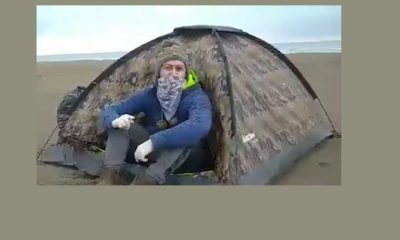 Samsun’da işsiz olan şahıs evden atılınca sahile çadır kurdu