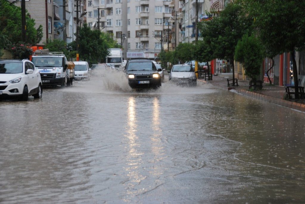 Samsun’da yağmur sele dönüştü