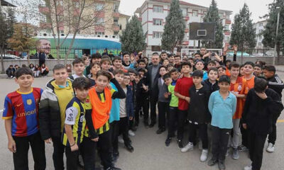 Sincan’da çocuklarla futbol oynayan başkan Murat Ercan