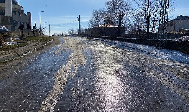 Ardahan’da su kaçağı, yolu buz pistine çevirdi