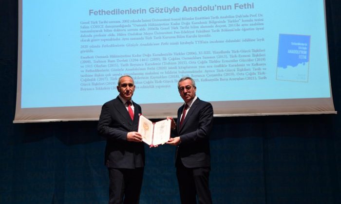 Prof. Dr. İbrahim Tellioğlu Yılın Yazarı Ödülünün Sahibi Oldu
