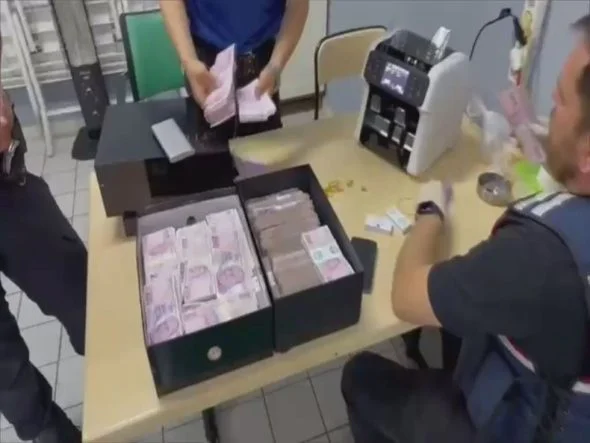3 İlde Organize Suç Operasyonu! Silah, Yüklü Miktarda Para ve Dijital Deliller Ele Geçirildi
