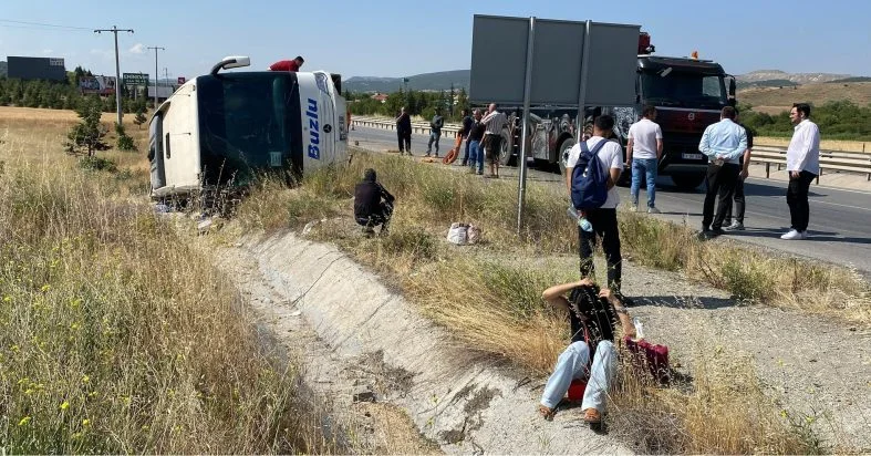 Şarampole Devrilen Yolcu Otobüsünde 24 Kişi Facianın Eşiğinden Döndü