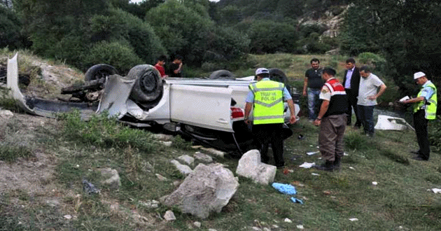 Otomobil uçuruma yuvarlandı, 2 kardeş öldü