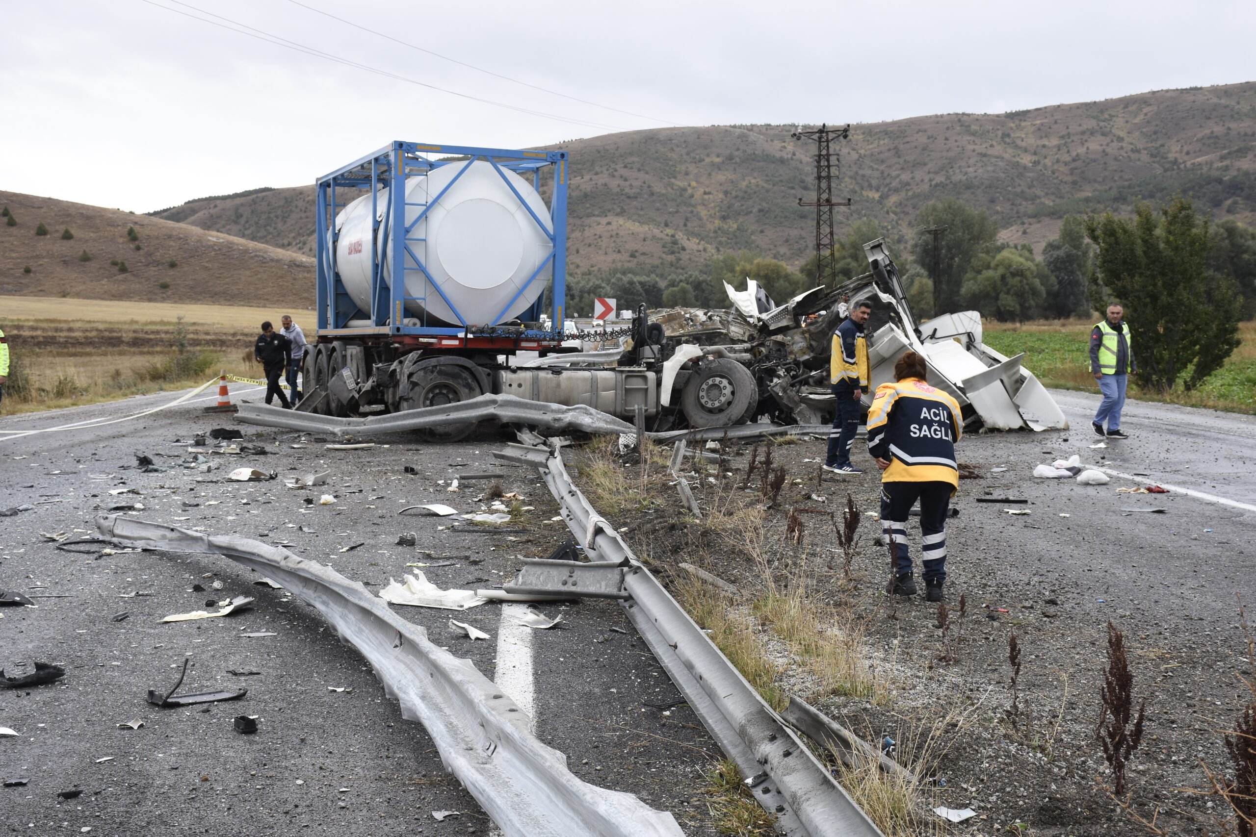 Sivas'ta yolcu otobüsü ile TIR çarpıştı: 18 yaralı